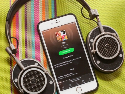 Конкурирующие музыкальные стримеры поддержали Spotify в споре с Apple по поводу комиссий в приложениях.