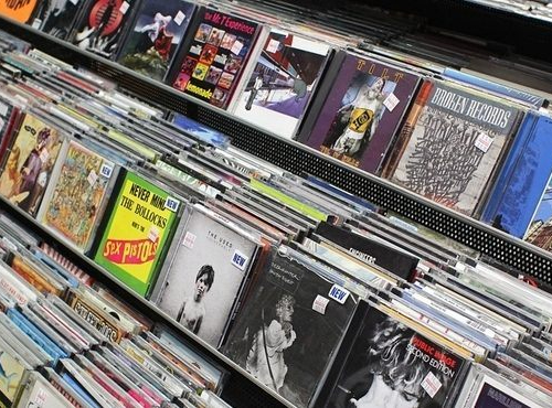 Продажи музыкальных альбомов продолжают падать