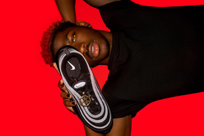 Nike потребовала запретить продажу «сатанинских» кроссовок Lil Nas X