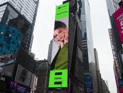 Spotify разместил билборд с Монеточкой в центре Нью-Йорка — это часть программы поддержки женщин в музыке
